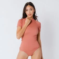 Rosewood Short Sleeve Rash Guard -Swim Shoreline 369A2556final